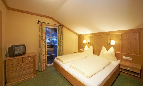 Schlafzimmer mit Doppelbett