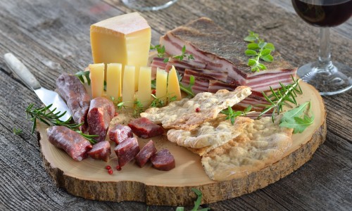 Brettljause mit regionalen Produkten aus Ramsau