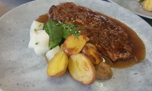Abwechslungsreiche Fleisch- und Fischgerichte oder vegetarische Spezialitäten am Abend
