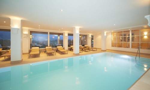Hallenbad mit Panoramablick