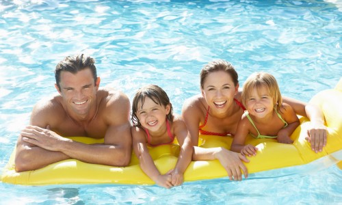 Schwimmbäder und Badeseen in der Umgebung sorgen für Abkühlung.